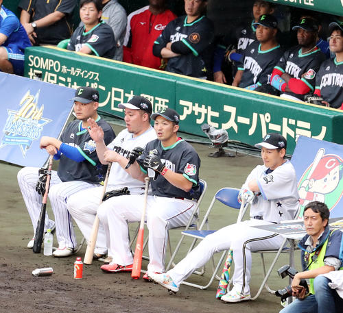 全パ対全セ　ホームランダービーの合間に真剣な表情で話すDeNA筒香（左）と西武山川（同2人目）（撮影・垰建太）