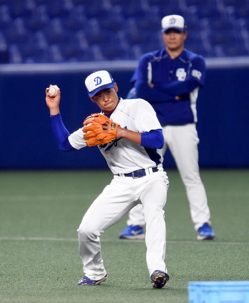 1軍練習に参加しノックを受ける根尾、後方は与田監督（撮影・森本幸一）