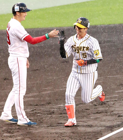 オールスター第2戦　1回裏全セ無死、阪神近本光司は左中間本塁打を放ち笑顔でベースランする（撮影・上山淳一）
