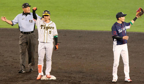 オールスター第2戦　2回裏全セ1死、阪神近本光司は右に二塁打を放ちベース上でガッツポーズ（撮影・上山淳一）