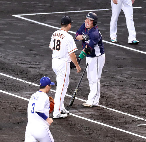 全パ対全セ　1回表全パ2死一塁、遊ゴロに倒れた西武山川（右）は全セ先発の巨人菅野に笑顔を見せる（撮影・垰建太）