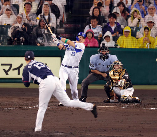 全セ対全パ　2回裏全セ1死一、三塁、左中間へ3点本塁打を放つ筒香（撮影・前田充）