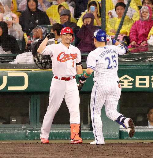 全セ対全パ　2回裏全セ1死一、三塁、筒香（右）は左越え3点本塁打を放ち鈴木が笑顔で出迎える（撮影・加藤哉）