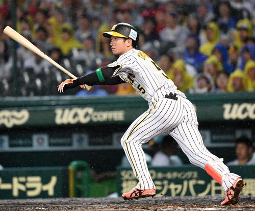オールスター第2戦　全パ対全セ　7回裏全セ2死一塁、阪神近本は左中間へ適時三塁打を放ちサイクル安打を達成する（撮影・横山健太）