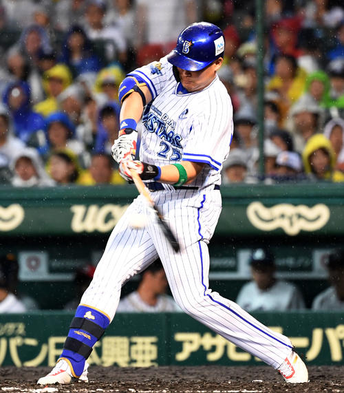 オールスター第2戦　全パ対全セ　2回裏全セ1死一、三塁、左越え3点本塁打を放つDeNA筒香（撮影・横山健太）