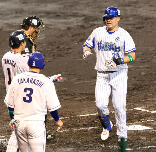 オールスター第2戦　2回裏全セ1死一、三塁、DeNA筒香は左越え3点本塁打を放ち生還する（撮影・上山淳一）