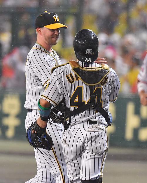 プロ野球オールスター第2戦　全セ対全パ　8回1イニングを無失点に抑え梅野隆太郎とハイタッチするピアース・ジョンソン（撮影・上田博志）