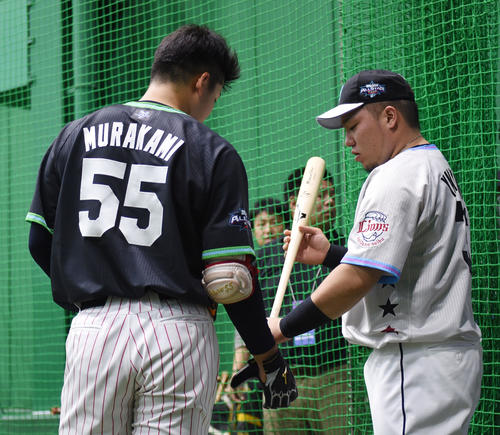 オールスター第2戦　全パ対全セ　ヤクルト村上（左）に打撃のアドバイスをする西武山川（撮影・横山健太）