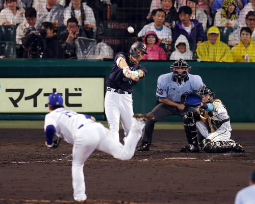 全セ対全パ　3回表全パ1死一塁、右中間へ2点本塁打を放つ吉田正（撮影・前田充）