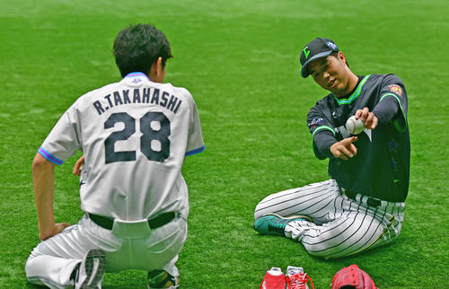 練習中に話し合うソフトバンク高橋礼（左）と阪神青柳（撮影・清水貴仁）