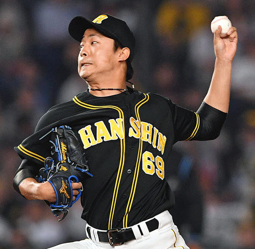 6月6日のロッテ戦、10回裏から登板し3者凡退に抑えた阪神島本（撮影・滝沢徹郎）