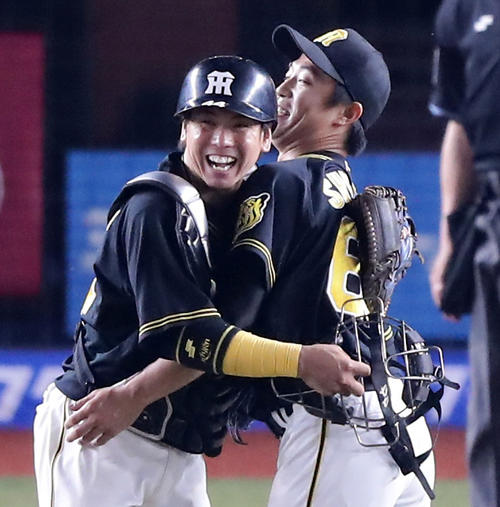 6月6日のロッテ戦で最後の打者を仕留めて喜ぶ島本（右）と梅野（撮影・浅見桂子）