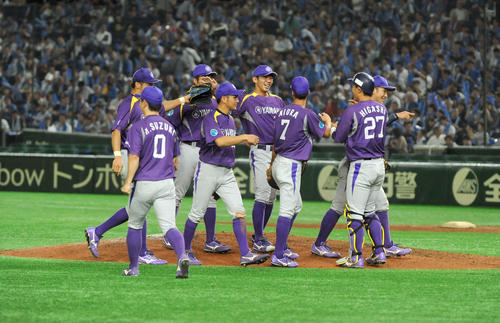 3年ぶりの都市対抗勝利を果たし、笑顔のヤマハナイン