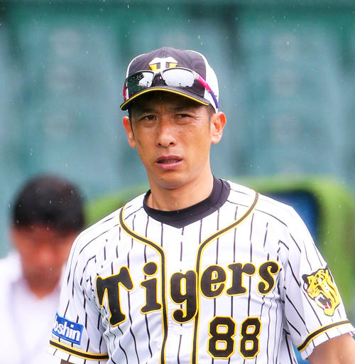 練習を終えて引き揚げる矢野監督（撮影・宮崎幸一）