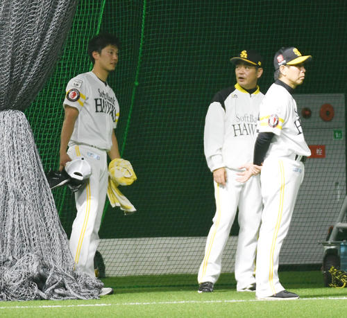 ブルペンで投げ終わった岩崎（左）と話をする工藤監督（撮影・今浪浩三）