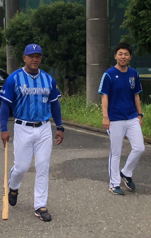 ベイスターズ球場で行われた全体練習を見守ったDeNAラミレス監督