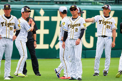 球宴の主役となった近本（左から2人目）に目を細める矢野監督（右端）（撮影・宮崎幸一）