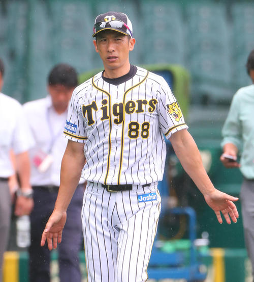 練習を終えて引き揚げる矢野燿大監督（撮影・宮崎幸一）