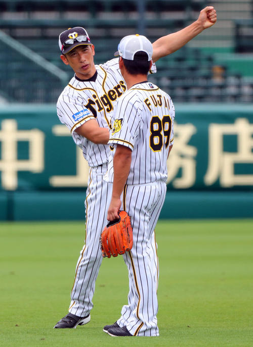 藤井コーチ（右）と話し合う矢野監督（撮影・宮崎幸一）