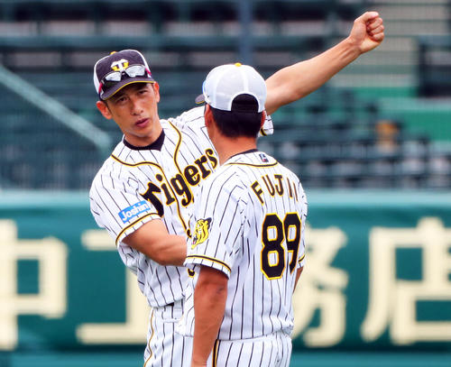 藤井彰人コーチ（右）と話し合う矢野燿大監督（撮影・宮崎幸一）