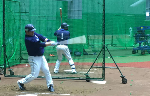 新施設の室内練習場でフリー打撃を行う西武栗山（右奥）と中村（撮影・栗田成芳）
