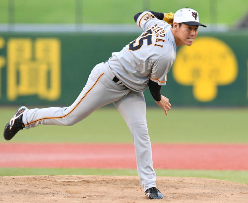 投内連係で投球する巨人桜井俊貴（撮影・山崎安昭）