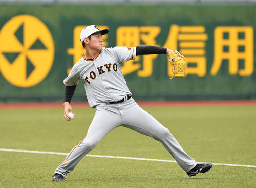 キャッチボールで調整する巨人桜井俊貴（撮影・山崎安昭）