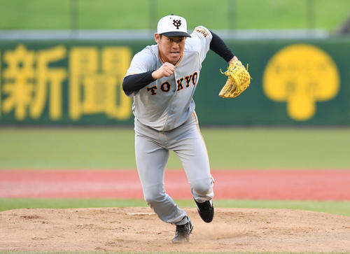 投内連係でノックに反応する巨人桜井俊貴（撮影・山崎安昭）