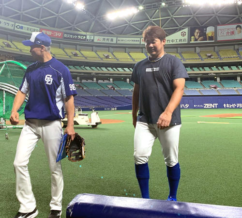 中日松坂（右）は今季初登板初先発へ向けてナゴヤドームで調整した（撮影・佐井陽介）
