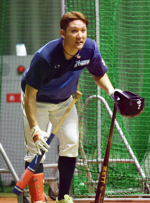 打撃練習を終えて引き揚げる杉谷（撮影・今浪浩三）