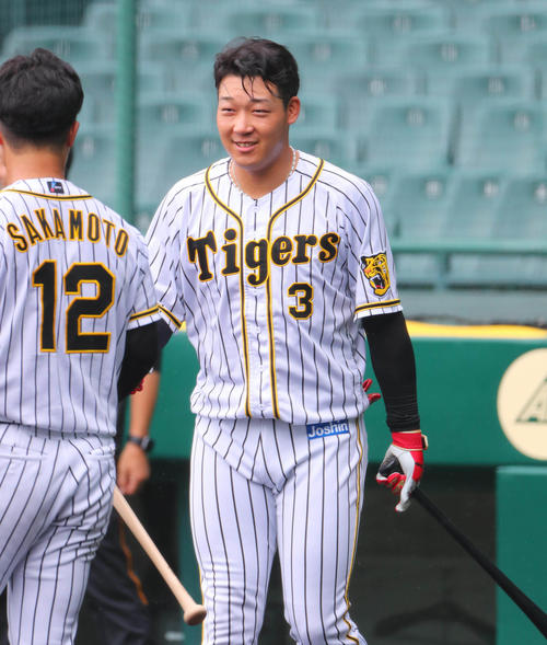 笑顔でフリー打撃を待つ大山悠輔（撮影・宮崎幸一）