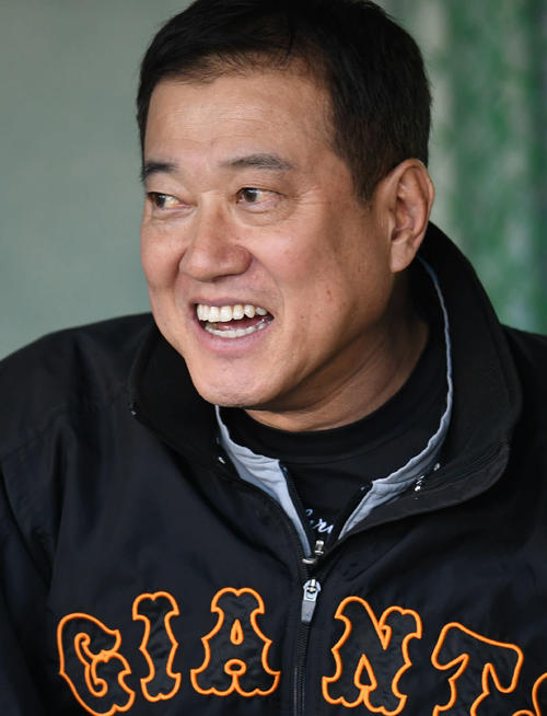 ベンチで記者の質問に答える巨人原監督（撮影・山崎安昭）