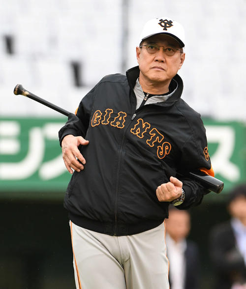練習を見守りながらストレッチする巨人原監督（撮影・山崎安昭）