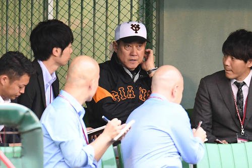 ベンチで記者の質問に答える巨人原監督（中央）（撮影・山崎安昭）