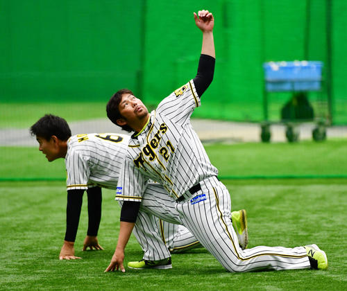 ストレッチする岩田（撮影・清水貴仁）