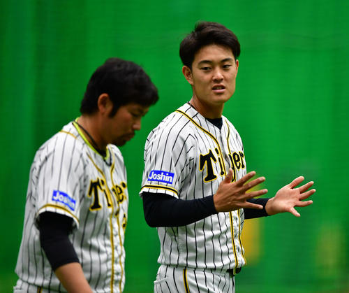 練習で岩田稔（左）と話す望月惇志（撮影・清水貴仁）