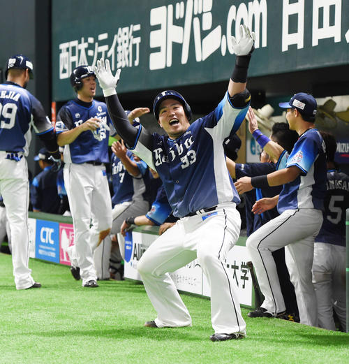 本塁打を放ちベンチ前で「どすこい」ポーズをする西武山川（2019年7月10日撮影）