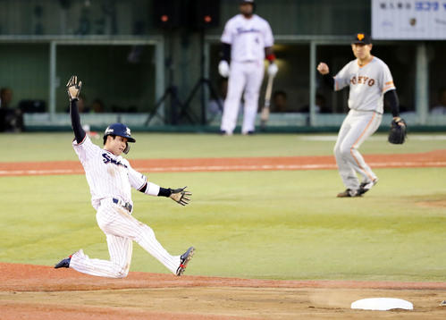 ヤクルト対巨人　1回裏ヤクルト無死一塁、一塁走者山田哲は二塁盗塁成功。投手桜井（撮影・浅見桂子）
