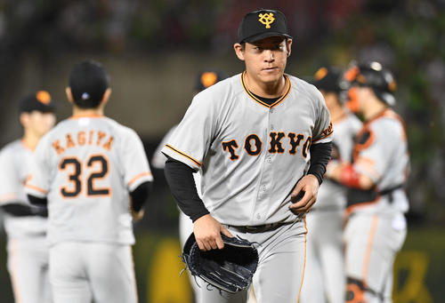 ヤクルト対巨人　4回途中、降板した巨人桜井は駆け足でベンチへ下がる（撮影・山崎安昭）