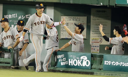 ヤクルト対巨人　5回表巨人無死、坂本勇は中越えソロ本塁打を放ち、笑顔でナインとハイタッチ（撮影・浅見桂子）