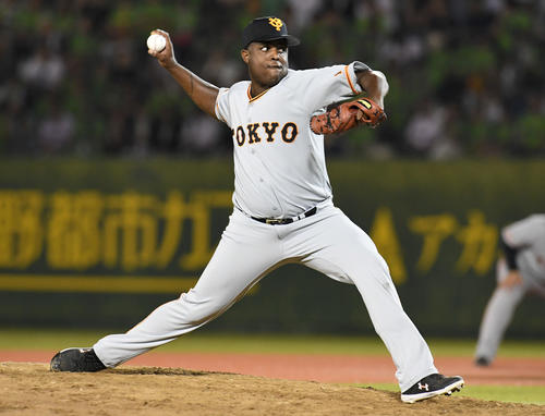 ヤクルト対巨人　巨人4番手で登板したデラロサ（撮影・山崎安昭）