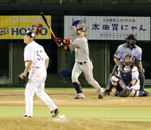 ヤクルト対巨人　11回表巨人無死三塁、亀井は右中間に2点本塁打を放つ。投手五十嵐（撮影・浅見桂子）