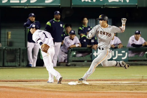 ヤクルト対巨人　11回表巨人無死一塁、大城の送りバントを、ヤクルト五十嵐亮太が一塁悪送球して、一塁走者立岡が一気に三塁を周り勝ち越しの生還（撮影・浅見桂子）