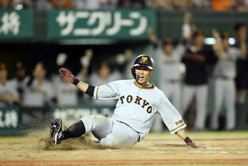 ヤクルト対巨人　11回表巨人無死一塁、大城のバント処理で五十嵐が悪送球したすきに、滑り込み生還する一走の立岡（撮影・狩俣裕三）