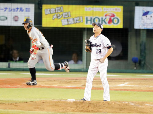 ヤクルト対巨人　2回表巨人1死満塁、炭谷に先制右犠飛を許し、打球を見つめる石川（撮影・浅見桂子）