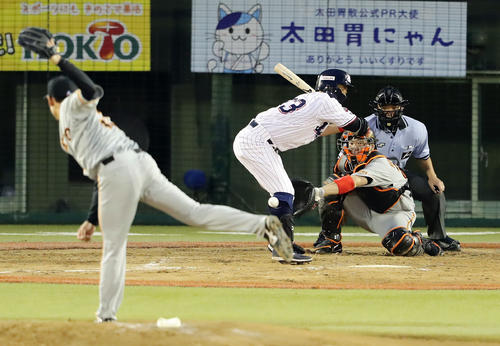ヤクルト対巨人　3回裏ヤクルト無死二、三塁、青木は死球を受ける。投手桜井（撮影・浅見桂子）