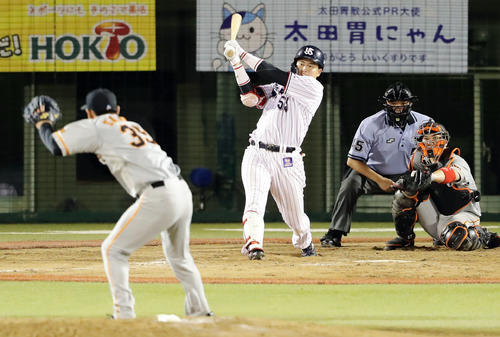 ヤクルト対巨人　4回裏ヤクルト2死満塁、村上は右に2点勝ち越し適時打を放つ。投手桜井（撮影・浅見桂子）