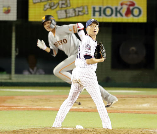 ヤクルト対巨人　5回表巨人無死、坂本勇に中越えソロ本塁打を許し、打球を見つめる石川（撮影・浅見桂子）