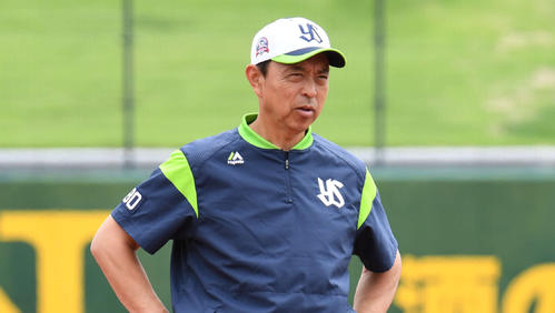 練習を見守るヤクルト小川監督（撮影・山崎安昭）