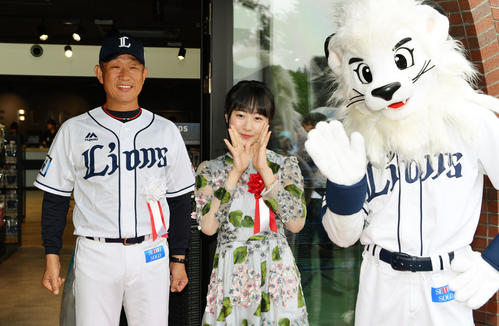 大型グッズショップ「ライオンズ　チームストア　フラッグス」オープニングセレモニーに参加した西武辻監督（左）と本田望結（撮影・滝沢徹郎）